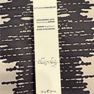 Hyaluronic Acid Rejuvenating Serum - Studio Makeup